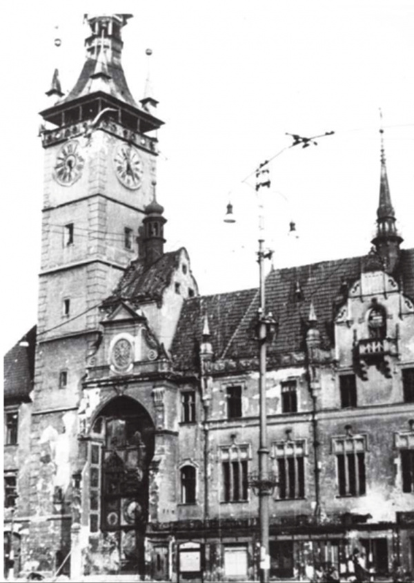 Budova olomoucké radnice poškozená dělostřelbou dne 8. května 1945. Slezské zemské muzeum v Opavě.
